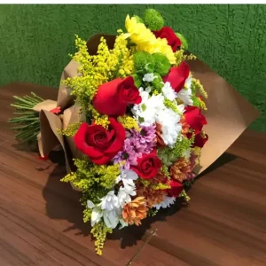 Buquê de rosas e flores do campo